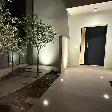 Alfieri2 - Netflix-parking-supermarket-centro * Бергамо