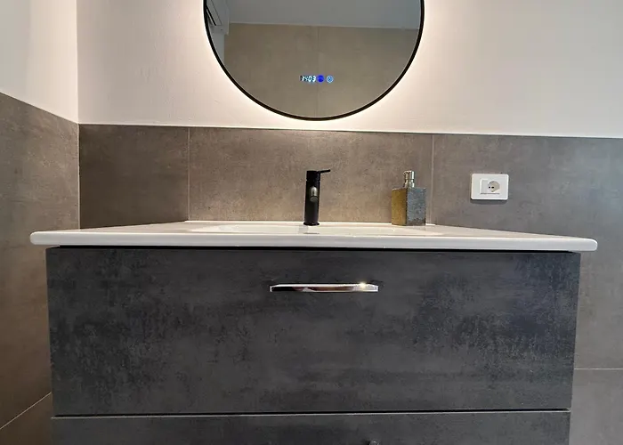 Alfieri2 - Netflix-parking-supermarket-centro Апартаменты *