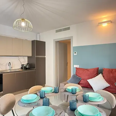 Alfieri2 - Netflix-parking-supermarket-centro アパート