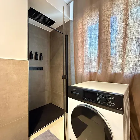 Alfieri2 - Netflix-parking-supermarket-centro アパート