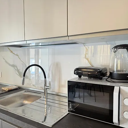 Alfieri2 - Netflix-parking-supermarket-centro アパート