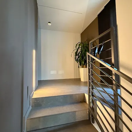 Alfieri2 - Netflix-parking-supermarket-centro ベルガモ