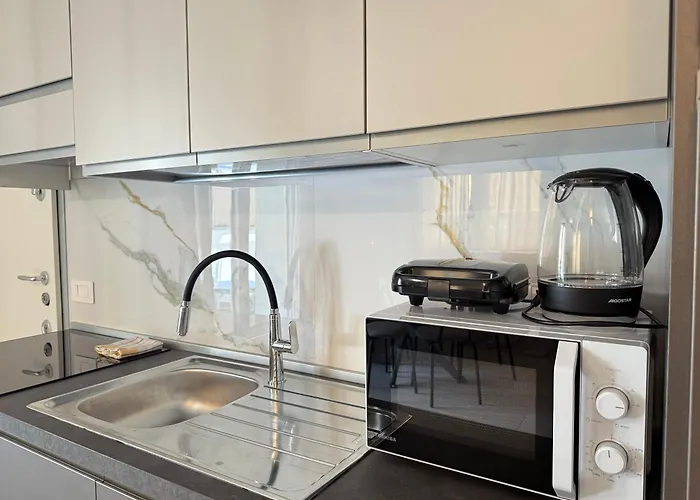 Alfieri2 - Netflix-parking-supermarket-centro アパート