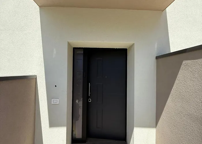 Alfieri2 - Netflix-parking-supermarket-centro *